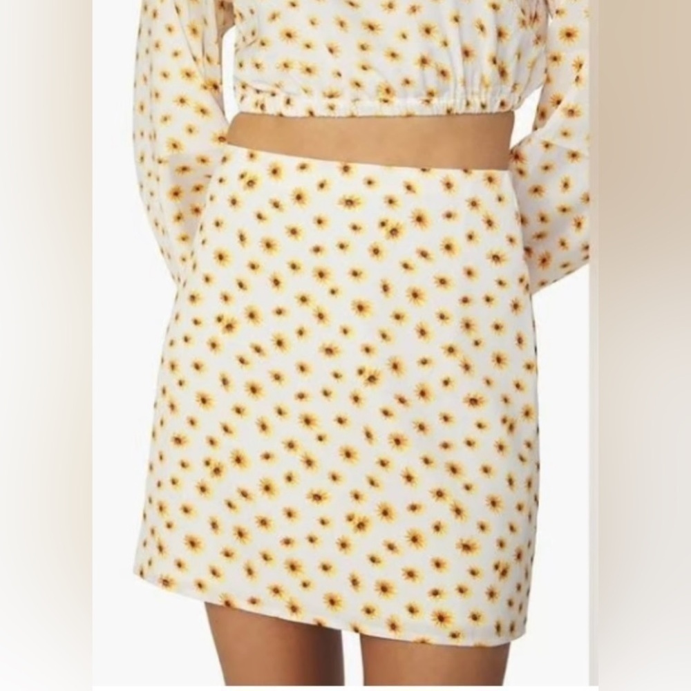 NWT We Wore What Daisies Floral Mini